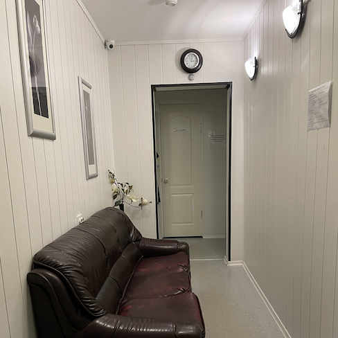 Холл клиники Гинес в Южно-Сахалинске